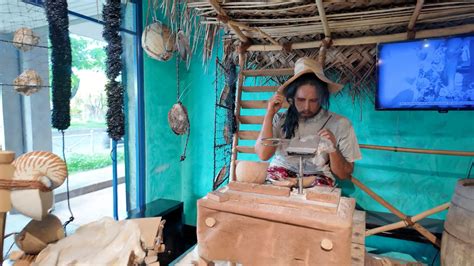 Robert Wan, l'homme d'affaires polynésien d'origine chinoise, dans son musée de la perle.