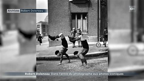 Photographie de Robert Wan dans sa jeunesse, entouré d'éléments culturels chinois et tahitiens.