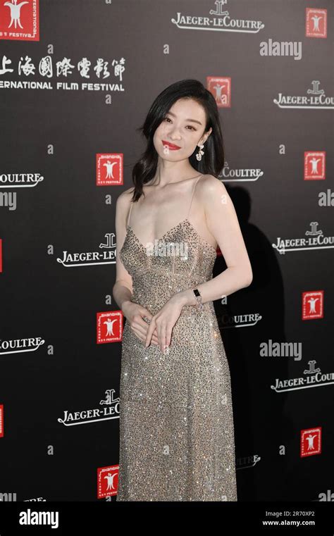 Photographie de l'actrice chinoise Ni Ni portant des bijoux en perles de Tahiti.