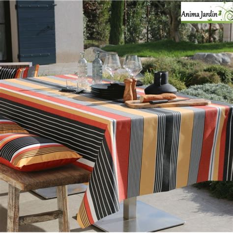 Illustration d'une table dressée avec une nappe rectangulaire, intérieur et extérieur