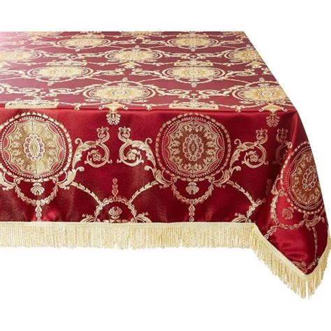 Gros plan sur le motif damassé de la nappe Cassandre Grenat, mettant en valeur la texture et la couleur