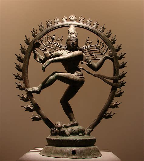 Sculpture de Śiva Naṭarāja avec ses attributs symboliques (tambour, flamme, mudrā)