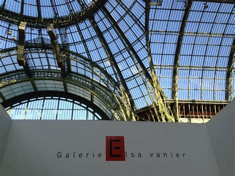Intérieur de la galerie Elsa Vanier avec des bijoux exposés