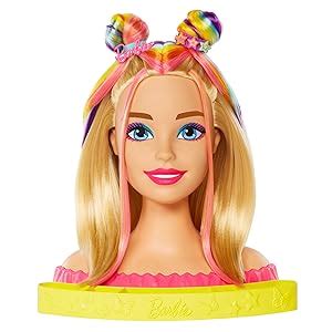 Gros plan sur les accessoires de coiffure inclus avec la tête à coiffer Barbie : barrettes, perles, élastiques.