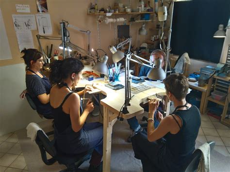 Photographie d'un atelier de bijouterie traditionnel en Thaïlande avec des artisans travaillant sur des bijoux