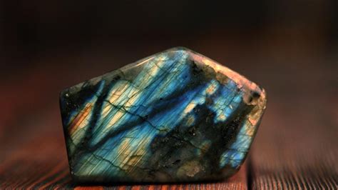 Photographie de la pierre de Labradorite mettant en valeur ses reflets multicolores (bleu, vert, jaune).