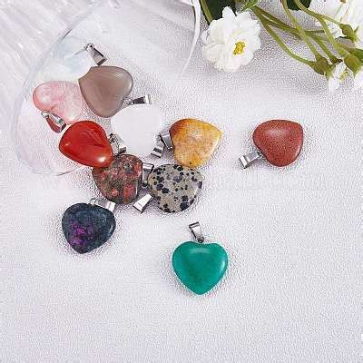 Collage de plusieurs photos de différents pendentifs en pierres naturelles (ambre, améthyste, cristal de roche, hématite, larimar, obsidienne).