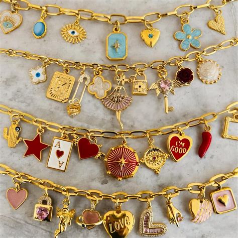 Exemples de bijoux fantaisie personnalisés avec des breloques et des perles colorées.