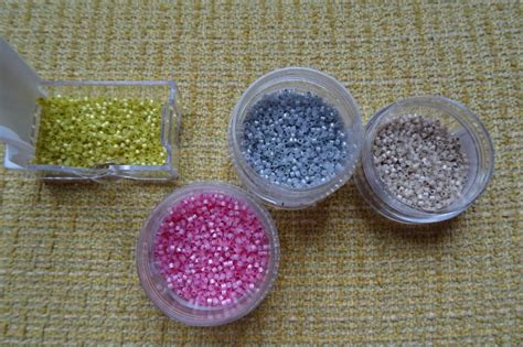 Vue générale des perles Miyuki de différentes couleurs et tailles