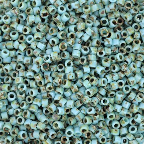 Gros plan sur des perles Miyuki Delica 11/0