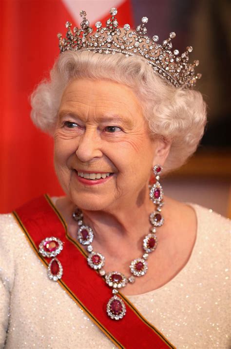 Image du diadème de la Reine Elizabeth II serti d'aigues-marines