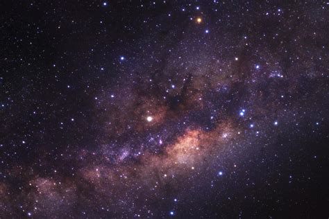 Représentation artistique du ciel nocturne étoilé, évoquant la couleur et les inclusions dorées du lapis lazuli.