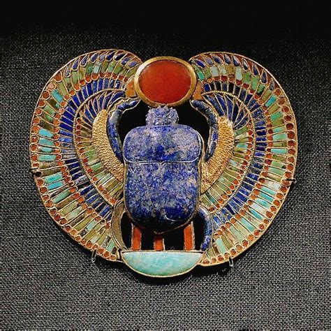 Représentation d'un artefact ancien en lapis lazuli, comme un scarabée égyptien ou un bijou sumérien.