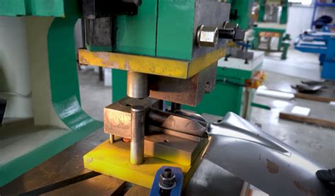 Schéma technique de la poinçonneuse hydraulique avec ses différentes matrices