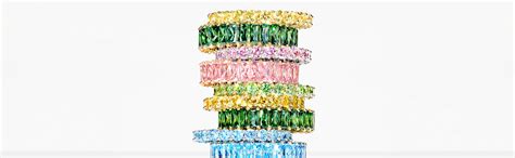 Photographie de divers bijoux Swarovski scintillants, incluant colliers, bracelets et boucles d'oreilles.