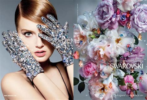 Affiche de campagne Swarovski avec des mannequins portant des bijoux scintillants.