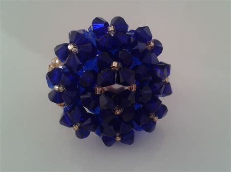 Perle Swarovski bleue de forme ronde avec un éclat intense.