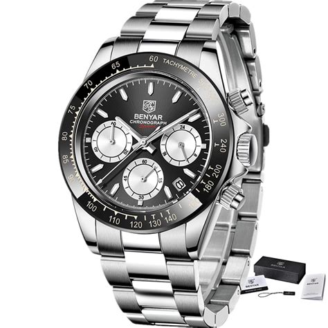 Gros plan sur le cadran d'une montre Benyar, montrant les détails texturés et les aiguilles facettées.