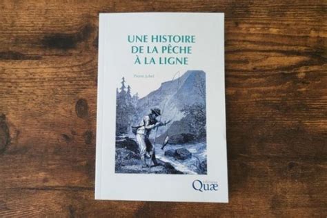 Portrait de Pierre Juhel en jeune homme, entouré de documents de l'Action française