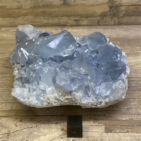 Cristal de célestine aux teintes bleutées pâles