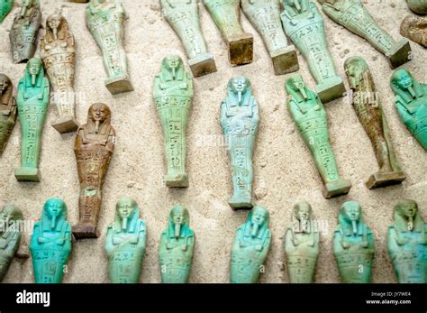 Illustration d'anciennes amulettes égyptiennes en malachite.