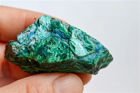 Tableau comparatif des propriétés gemmologiques de la malachite et d'autres pierres vertes.