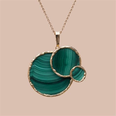 Exemples de bijoux en malachite : bagues, pendentifs, boucles d'oreilles.