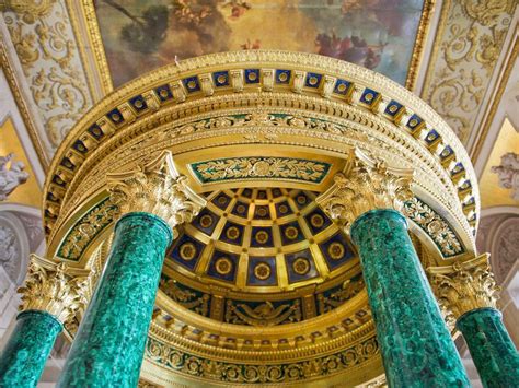 Photographie de la salle de malachite au Palais d'Hiver de Saint-Pétersbourg.