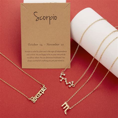 Collection de pendentifs variés : signe astrologique, cœur, initiale, géométrique.