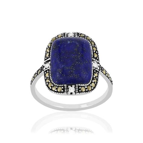 Gros plan sur le cabochon rectangulaire d'une bague en Lapis Lazuli, mettant en évidence la profondeur du bleu et les inclusions dorées de pyrite.