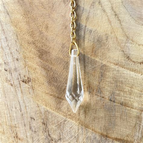 Gros plan sur un cristal Swarovski aux multiples facettes capturant la lumière