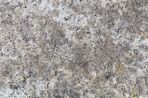 Gros plan sur une pierre brute montrant sa texture naturelle et ses inclusions