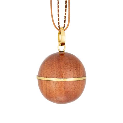 Bola de grossesse en bois avec un pendentif délicat
