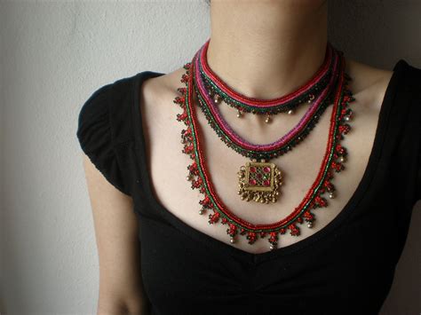 Composition de bijoux ethniques en bois de différentes marques