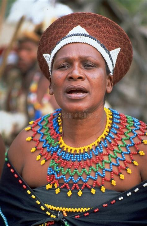 Femmes zouloues tissant des perles
