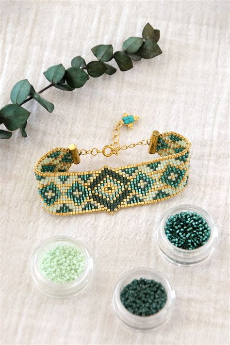 Gros plan sur le tissage du bracelet avec des perles Miyuki vertes et grises