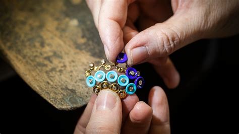 Illustrations de bijoux créés par un joaillier, mettant en avant des pierres précieuses et des métaux nobles.