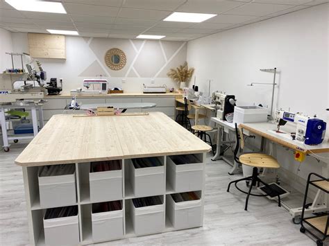 Plan d'un atelier de joaillerie fonctionnel, montrant l'agencement des postes de travail, des machines et des espaces de rangement.