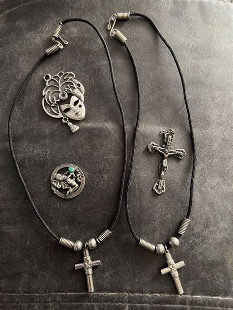 Bijoux chrétiens variés : colliers, bracelets, pendentifs avec des symboles religieux.