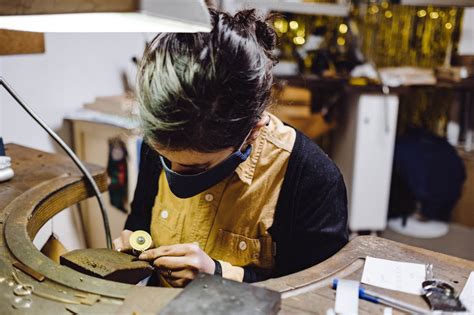 Photo d'un atelier de bijouterie français montrant un artisan travaillant sur une bague.