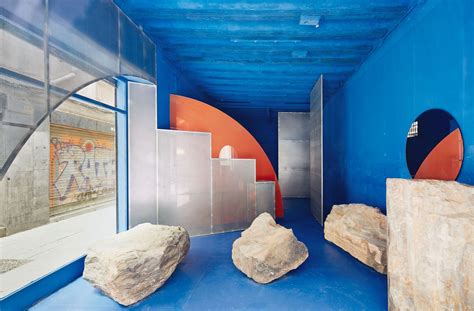Atelier de Guillermo Santomà, rempli de matériaux divers et d'œuvres en cours