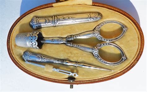 Photographie d'un nécessaire de couture du XIXe siècle richement décoré