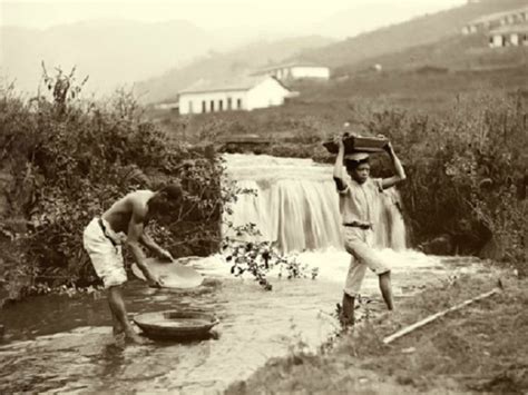 Photographie ancienne de garimpeiros travaillant dans une rivière de la Chapada Diamantina.