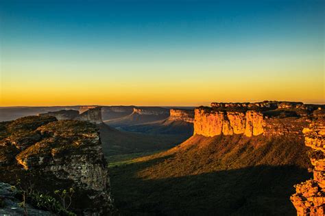 Vue panoramique depuis le sommet du Morro do Pai Inácio, montrant les canyons et plateaux de la Chapada Diamantina au coucher du soleil.