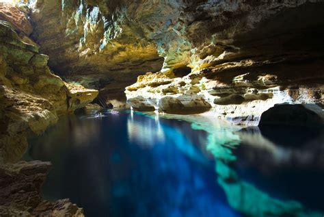 Intérieur d'une grotte de la Chapada Diamantina, montrant des stalactites et stalagmites impressionnantes.
