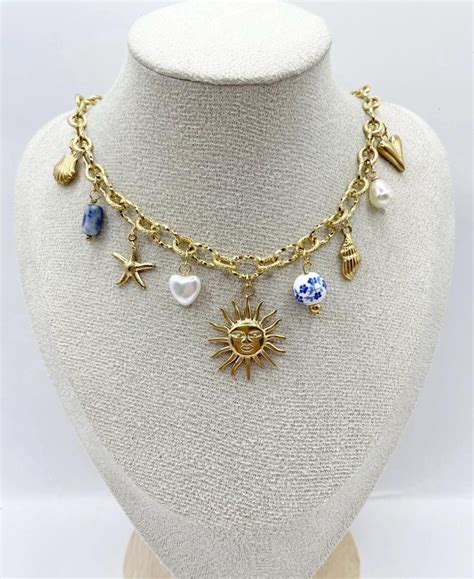 Collier fantaisie avec des breloques variées