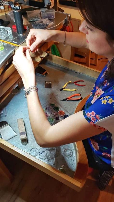 Photo de l'atelier de fabrication de bijoux artisanaux.