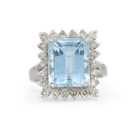 Photographie d'une bague en or 14 carats sertie d'une aigue-marine rectangulaire et de petits diamants