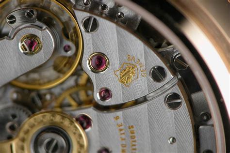 Détail d'une montre avec gravure du Poinçon de Genève