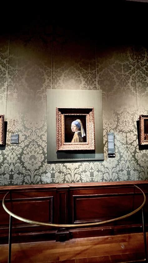 Intérieur du musée Mauritshuis à La Haye, où est exposé La Jeune Fille à la perle